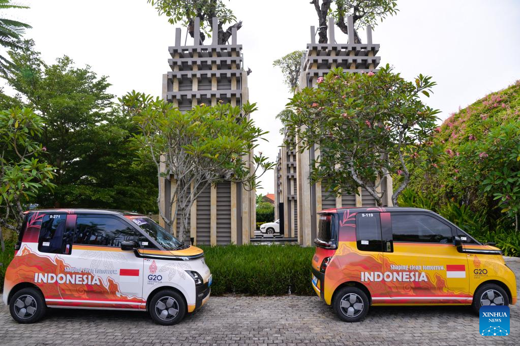 2022 年 11 月 12 日，在印度尼西亚巴厘岛举行的第 17 届 20 国集团 (G20) 峰会主会场上拍摄了五菱航空电动汽车。/新华社